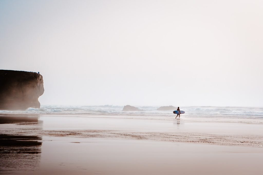 Praia da Amoreira surfing